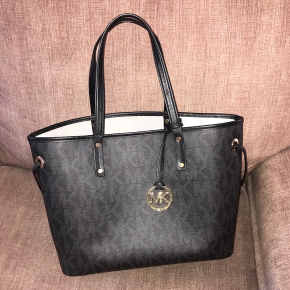 Michael Kors Handbags - MK PURSE